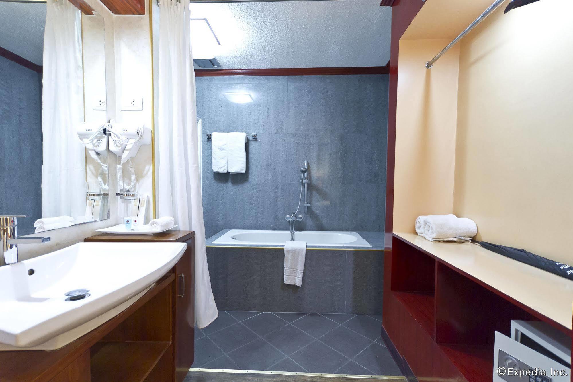 Dulcinea Hotel And Suites Lapu-Lapu City Esterno foto