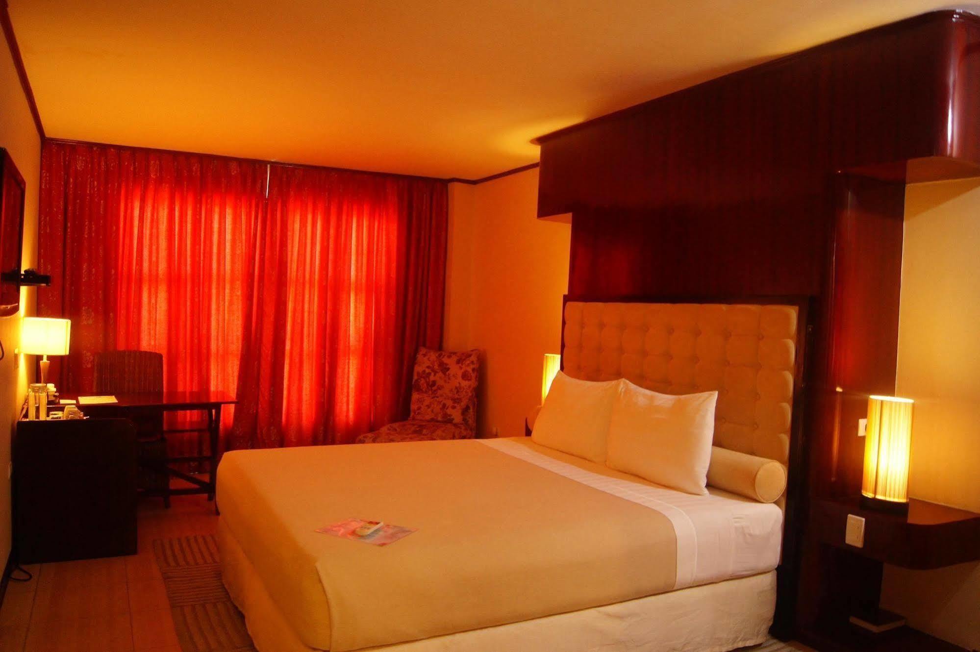 Dulcinea Hotel And Suites Lapu-Lapu City Esterno foto