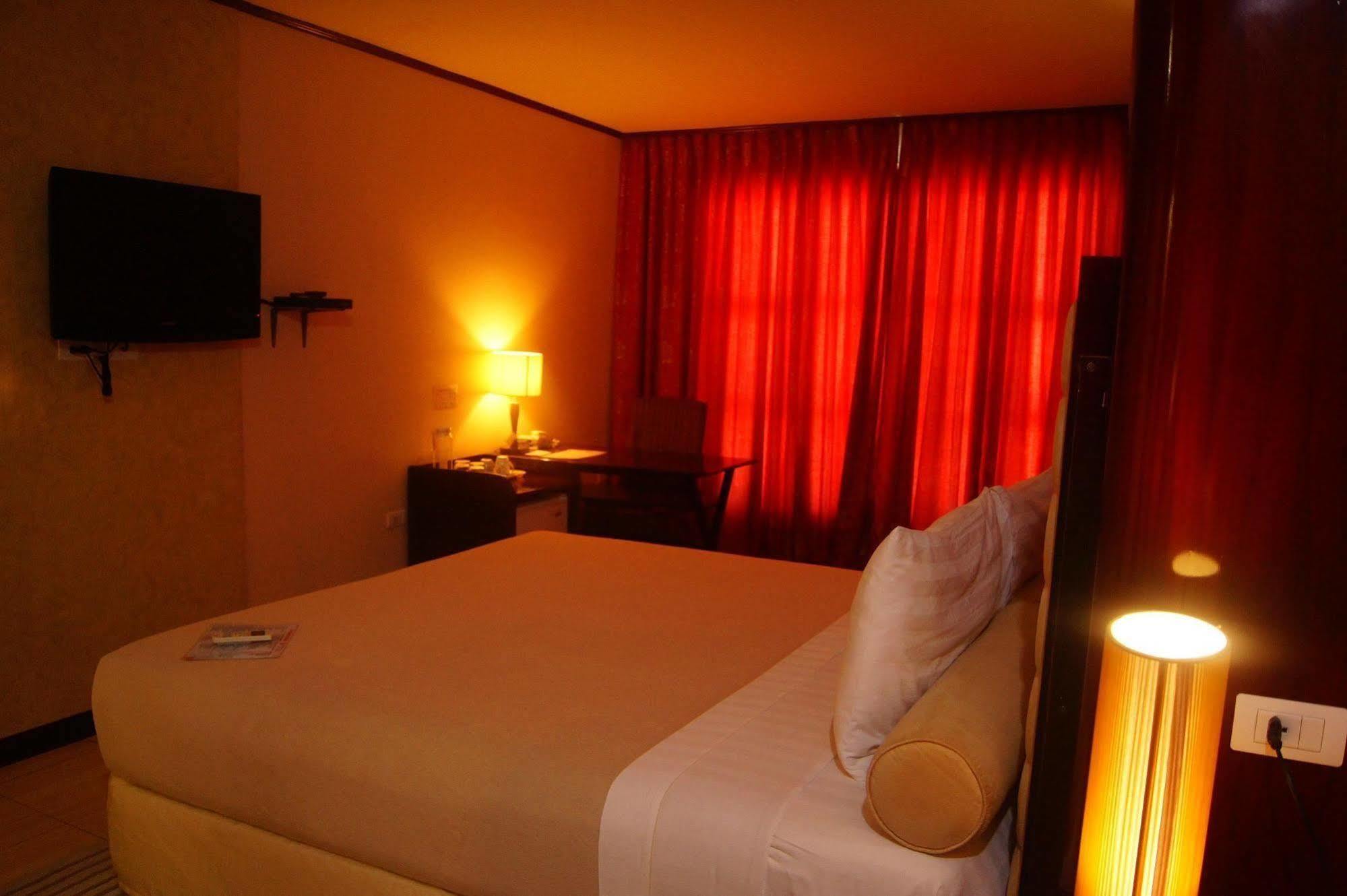Dulcinea Hotel And Suites Lapu-Lapu City Esterno foto