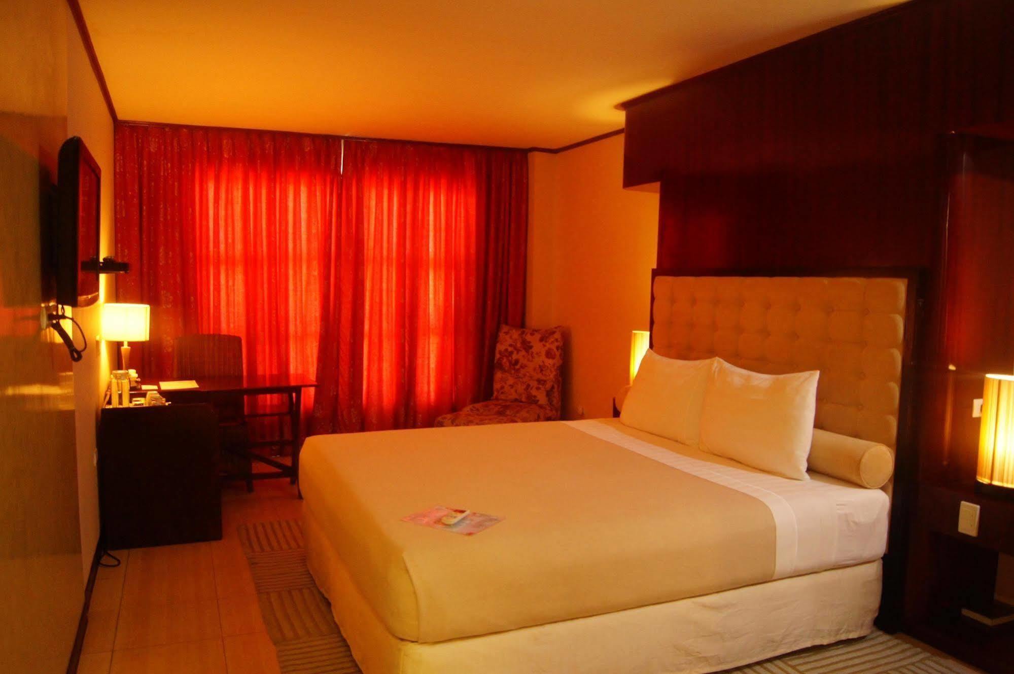 Dulcinea Hotel And Suites Lapu-Lapu City Esterno foto