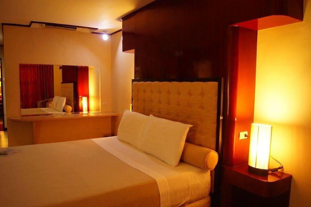 Dulcinea Hotel And Suites Lapu-Lapu City Esterno foto