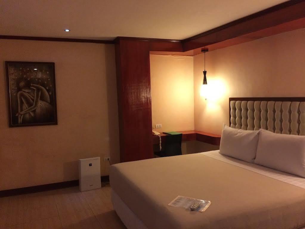 Dulcinea Hotel And Suites Lapu-Lapu City Esterno foto